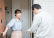 女性の住宅を訪問している男性の写真